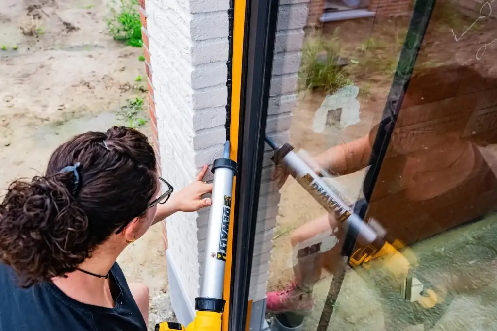 Detailopname van elastisch voegwerk door GT Kitwerken
